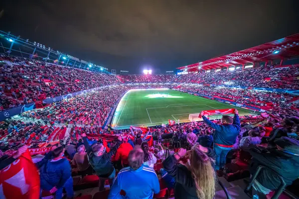 Taraftarlar Şampiyonlar Ligi maçında Sevilla FC 'nin kendi sahasında başlama vuruşunu bekliyorlar.