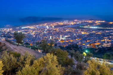 Fez Medina 'nın yayılmasına göz yumarak gündüzleri geceye geçiş yapıyor..