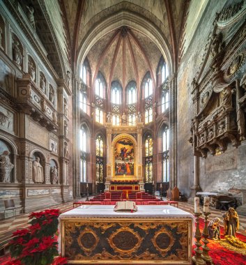 Venedik Santa Maria dei Frari Kilisesi 'nin görkemli sunağı, Tiziano' nun büyük bir tablosuyla