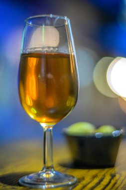 Cordoba 'da bir barda kehribar renkli amontillado şeri..