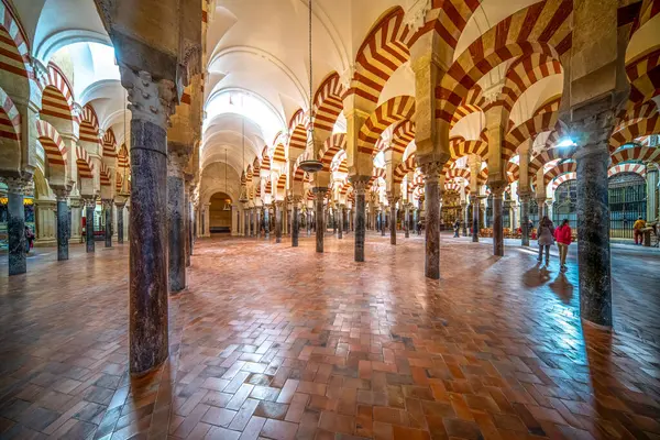 Cordoba Camii Katedrali 'ndeki ikonik kırmızı ve beyaz kemerler..