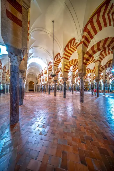 Cordoba Camii Katedrali 'ndeki ikonik kırmızı ve beyaz kemerler..