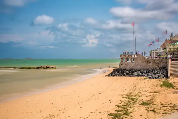 Arromanches, Normandiya, Fransa 'daki Gold Beach' te bulunan dut B kalıntılarının uzun pozlu fotoğrafı. Deniz manzaralı ve tarihi bir yer..