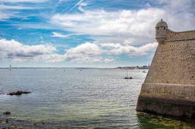 Lorient, Brittany, Fransa 'daki büyüleyici okyanus ve yelkenli manzaralı Port Louis Citadelle manzarası..