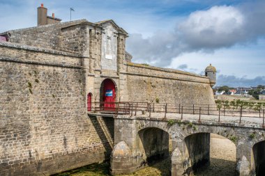 Lorient, Brittany, Fransa 'daki tarihi Port Louis Citadelle manzarası. Yaşlandırılmış taş duvarlar ve mimari öğeler zengin bir tarihi sergiliyor..