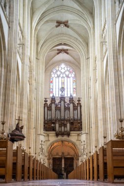 Fransa 'nın Nantes kentindeki Saint Pierre ve Saint Paul Katedrali' nin iç manzarası çarpıcı mimarisi ve büyük organıyla sergilenmektedir..