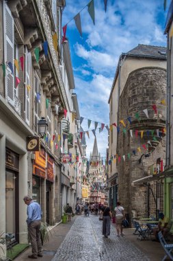 Saint Pierre Katedrali ve renkli bayrakların yer aldığı Vannes, Brittany 'deki Picturesque caddesi. Tuhaf bir Fransız kasabasının özünü yakalıyor..