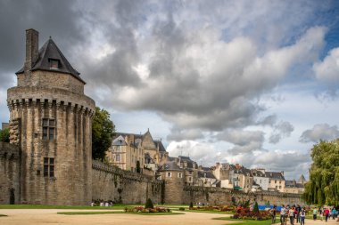 Vannes, Brittany, Fransa 'daki Constable Tower ve antik şehir duvarlarının manzarası. Turistler dışarı çıkmanın tadını çıkarırlar..