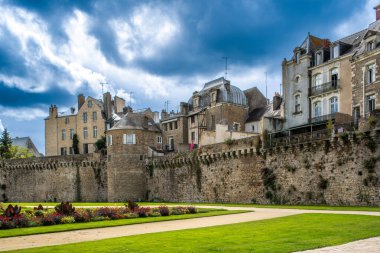 Vannes, Brittany, Fransa 'daki tarihi mimari ve ortaçağ duvarlarının manzaralı görüntüsü bulutlu bir günde çekildi.