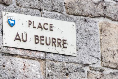 Quimper, Brittany, Fransa 'daki Place Au Beurre' de bir sokak tabelasını kapat. Taş duvar arkaplanı ve görünür arma.