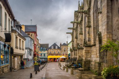 Josselin, Brittany, Fransa 'daki Notre Dame du Roncier Bazilikası ve ortaçağ mahallesinin manzarası. Tarihi ve resmedilmiş Avrupa mimarisi.