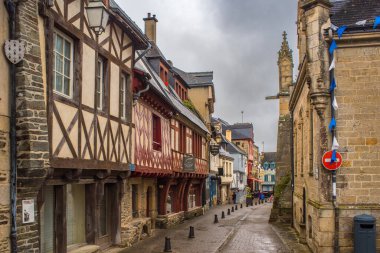 Josselin, Brittany, Fransa 'nın Sainte Croix Ortaçağ Mahallesi' nde tarihi mimarisi ve kaldırım taşından yolları olan resim gibi bir ortaçağ sokağı..