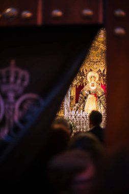 İspanya, Seville 'de bir adam gece vakti tipik bir barın önünden geçer. Parlayan Cruzcampo tabelasına büyük bir dikkatle bakar..