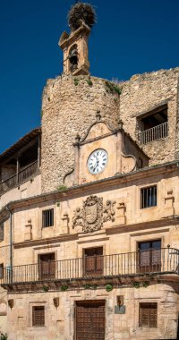 İspanya 'nın başkenti Segovia' da bulunan büyüleyici Sepulveda kasabasında tarihi bir şato cephesinin önünde saat ile kapanıyor..