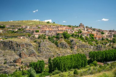 Sepulveda 'nın geniş panoramik manzarası, İspanya' nın Segovia eyaletinin tarihi bir kasabası, yemyeşil ve dramatik tepelerle çevrili..