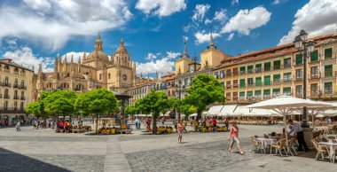 İspanya, Segovia 'daki Plaza Mayor ve Katedral' in panoramik manzarası. İnsanlarla, restoranlarla ve tarihi mimariyle dolu hareketli bir meydan..