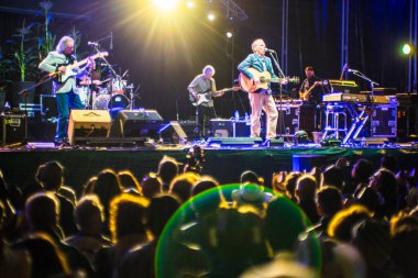 John Hiatt Grubu, Riaza, Segovia, İspanya 'da düzenlenen 2018 Huercasa Country Festivali' nde canlı performans sergiliyor. Canlı seyircilerle enerjik bir gece konseri.