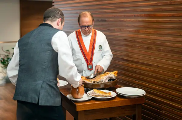 Ünlü aşçı Jose Maria Ruiz, yerel aşçılık geleneklerini sergileyerek, İspanya 'nın Segovia kentindeki restoranında geleneksel Cochinillo asado servis ediyor..