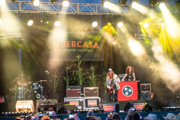 Riaza, Segovia, İspanya 'da düzenlenen Huercasa Country Festivali' nde The Cadillac Three 'nin canlı müzik performansı. Sahnede canlı ışıklar ve müzik aletleri.