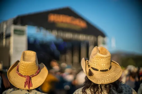 2017, Riaza, Segovia, İspanya 'da kovboy şapkaları ve canlı müzikle Huercasa Country Festivali' nin canlı atmosferinin tadını çıkarın..