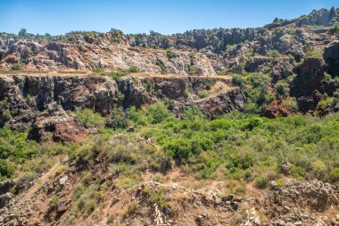 İspanya 'nın Sierra Norte de Sevilla Doğal Parkı' nda bulunan tarihi madencilik faaliyetleri ile modifiye edilmiş bir karst manzarası olan Cerro del Hierro manzarası..