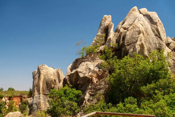 İspanya 'nın Sierra Norte de Sevilla kentindeki Monumento Doğal Cerro del Hierro' daki karistik oluşumların güzel manzarası eşsiz jeoloji ve yemyeşil bitki örtüsünü gözler önüne seriyor..