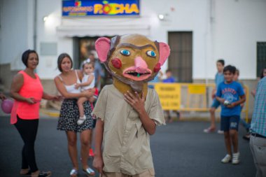 İnsanlar Fuenteheridos, Huelva, Endülüs, İspanya 'daki Gigantes y Cabezudos festivalini kutluyorlar. Geleneksel kültürel etkinlik kostümlü karakterler ve şenliklerin keyfini çıkaran kalabalıklar.