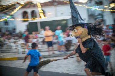Fuenteheridos, Huelva, Endülüs, İspanya 'daki Gigantes y Cabezudos geçit töreninden heyecan verici bir sahne. Çocuklar şenliklerin ve renkli geleneksel kostümlerin tadını çıkarıyorlar..