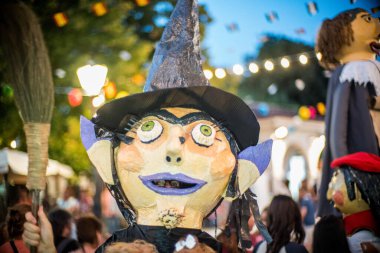 Fuenteheridos, Huelva, Endülüs 'te devlerle dolu renkli bir festival. Canlı kostümleri ve neşeli atmosferiyle geleneksel İspanyol kutlamaları
