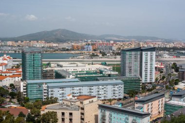 İspanya 'nın uzaktaki büyüleyici şehri La Linea de la Concepcion ile modern mimarinin hava görüntüsü.