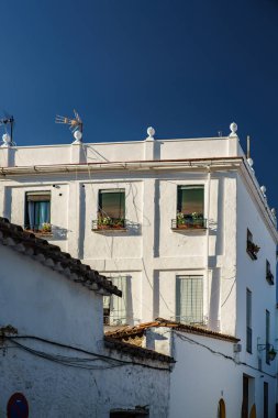 Fuenteheridos, Huelva, Endülüs 'te açık mavi gökyüzü ile güneşli bir günde siyah camlı beyaz geleneksel bir ev..