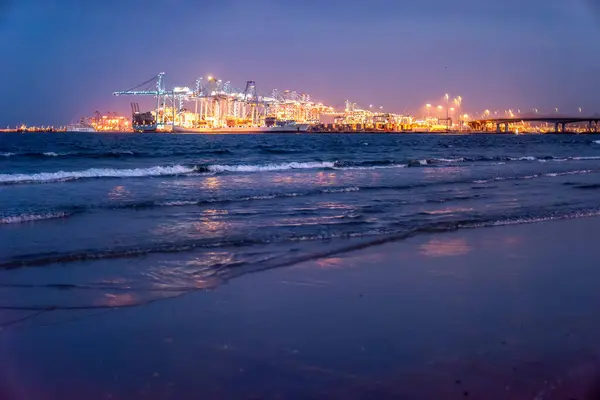 El Rinconcillo plajı, arka planda aydınlatılmış Algeciras limanının güzel bir manzarası olan İspanya..