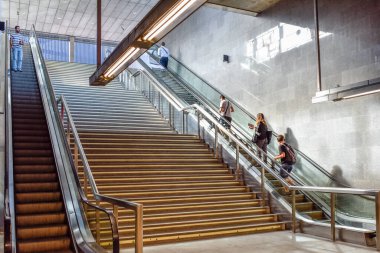 İspanya, Endülüs, Sevilla 'daki San Bernardo Metro İstasyonu' ndaki merdiven ve yürüyen merdiven manzarası. İnsanlar merdivenleri ve yürüyen merdivenleri kullanıyor..