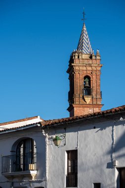 İspanya 'nın Endülüs eyaletinde yer alan Fuenteheridos' taki Espiritu Santo kilise kulesinin manzarası..