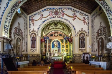 Bu fotoğrafta, İspanya 'nın Endülüs kenti Alajar' daki ayrıntılı sanat eserleri ve dini heykellerin yer aldığı Ermita de la Reina de Los Angeles 'ın süslü iç mekanı yer alıyor..