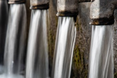 Fuenteheridos, Huelva, Endülüs, İspanya 'da bulunan Fuente de los 12 Cano' dan akan suyun yakın görüntüsü.