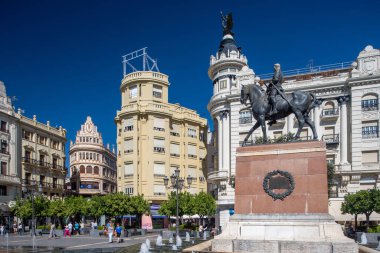 Plaza de las Tendillas, Cordoba, İspanya 'da Gran Capitan anıtının yer aldığı 20. yüzyılın başlarında modernist mimarinin manzarası.