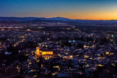 Granada, Endülüs, İspanya 'nın alacakaranlıktaki güzel manzarası, San Miguel Alto' nun bakış açısından çekildi. Şehir ışıkları alacakaranlık gökyüzünün altında parıldıyor..