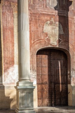 Iglesia De Santo Domingo 'nun 16. yüzyıldan kalma tarihi kapısının önü Granada, Endülüs, İspanya.