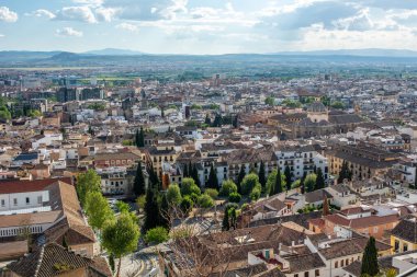 Granada, Endülüs, İspanya 'nın çarpıcı panoramik manzarası Alhambra tepesinden güzel mimarisini ve manzarasını gözler önüne seriyor..