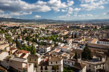Tilt-shift fotoğrafı Granada, Endülüs, İspanya 'nın manzaralı şehir manzarasını Alhambra tepesinden yansıtıyor..