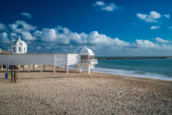 İspanya, Endülüs 'te, Cadiz' de Balnear de la Palma y Playa de la Caleta 'nın uzun pozu. Huzurlu sahil ve güzel mavi gökyüzü.