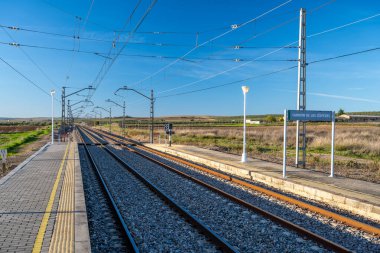 Carrion de los Cespedes 'deki boş tren istasyonu, Sevilla, Endülüs, İspanya açık mavi gökyüzü altında.