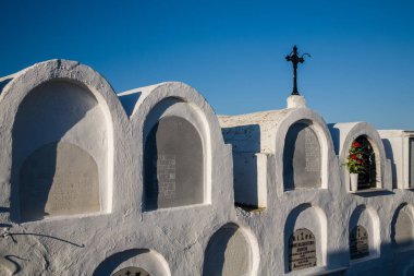 İspanya 'nın Endülüs eyaletinin Sevilla ilindeki Cementerio Catolico de Aznalcazar' ın manzarası. Parlak ve açık hava.