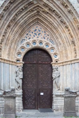 Avila, Castilla y Leon, İspanya 'daki Kurtarıcı Katedrali' nin ön cephesinde karmaşık ortaçağ mimarisi sergilenmektedir..