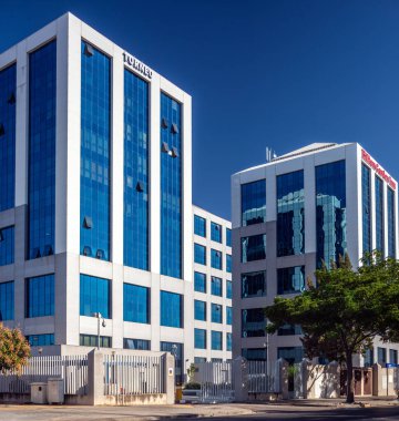 Sevilla 'nın Torneo Business Park, Endülüs, İspanya' daki modern ofis binaları. Açık mavi gökyüzü mimari tasarımı vurguluyor.