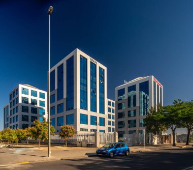 Sevilla 'nın Torneo Business Park, Endülüs, İspanya' daki modern ofis binaları. Açık mavi gökyüzü mimari tasarımı vurguluyor.