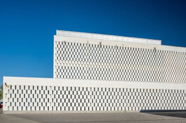 Arte Sacro Business Park, Seville, Endülüs, İspanya 'daki modern bina, berrak mavi gökyüzüne karşı çağdaş mimari tasarım sergiliyor..