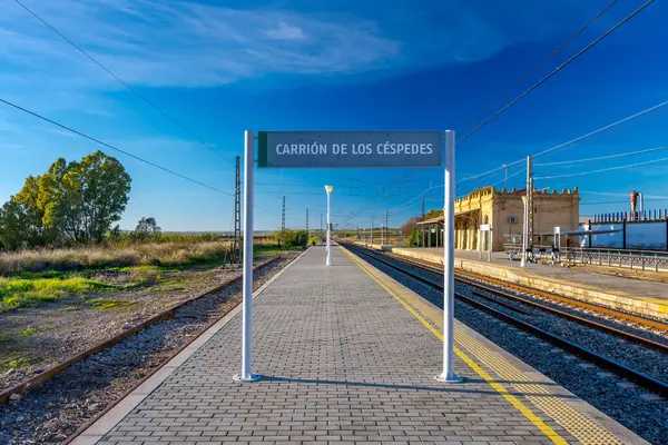 Carrion de los Cespedes, Sevilla, Endülüs, İspanya 'daki pitoresk bir tren istasyonu açık bir gökyüzü ile güneşlenmiştir..