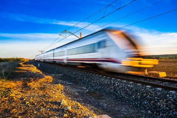 İspanya 'nın Endülüs, Sevilla ilindeki Carrion de los Cespedes yakınlarındaki kırsal kesimde hızlı bir tren raylarda belirsizleşiyor..